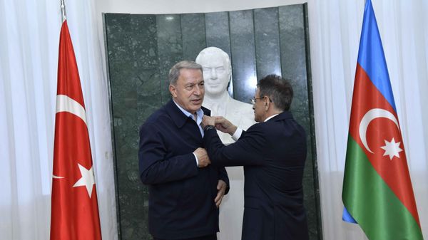 Mədət Quliyev Hulusi Akarı medalla təltif edib - Sputnik Азербайджан