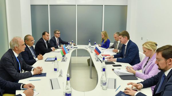 Министр экономики Азербайджана Микаил Джаббаров и министр экономического развития России Максим Решетников обсудили торгово-экономическое сотрудничество между двумя странами - Sputnik Азербайджан