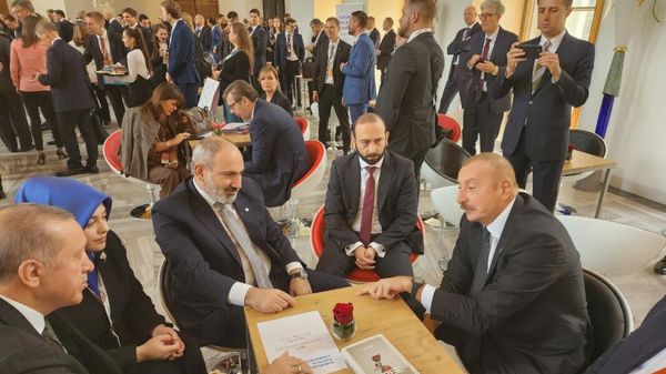 İlham Əliyev, Nikol Paşinyan və Rəcəb Tayyib Ərdoğan Praqada görüş zamanı - Sputnik Азербайджан