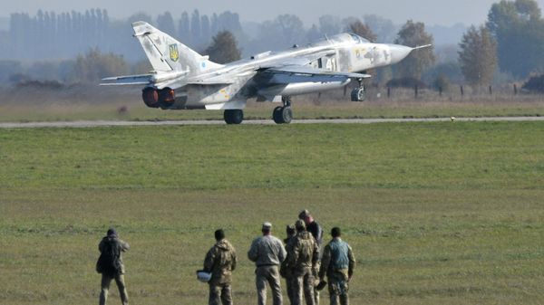 Истребитель Су-24 ВВС Украины  - Sputnik Азербайджан