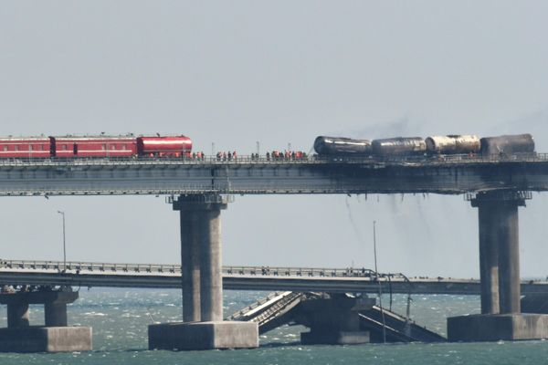 Железнодорожные составы с цистернами на Крымском мосту, на автомобильной части которого со стороны Таманского полуострова произошел подрыв грузового автомобиля, повлекший за собой возгорание семи топливных цистерн железнодорожного состава.  - Sputnik Азербайджан