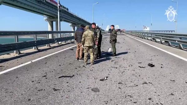 Сотрудники СК РФ проводят следственные действия на Крымском мосту, на автомобильной части которого со стороны Таманского полуострова произошел подрыв грузового автомобиля, повлекший за собой возгорание семи топливных цистерн железнодорожного состава.  - Sputnik Азербайджан