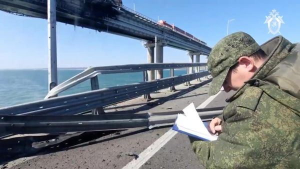 Сотрудники СК РФ проводят следственные действия на Крымском мосту, на автомобильной части которого со стороны Таманского полуострова произошел подрыв грузового автомобиля, повлекший за собой возгорание семи топливных цистерн железнодорожного состава.  - Sputnik Азербайджан