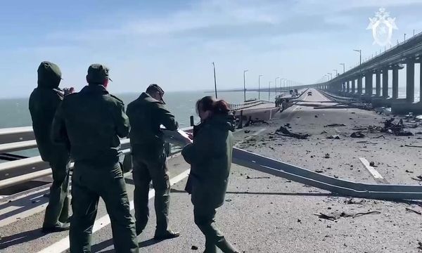 Сотрудники СК РФ проводят следственные действия на Крымском мосту, на автомобильной части которого со стороны Таманского полуострова произошел подрыв грузового автомобиля, повлекший за собой возгорание семи топливных цистерн железнодорожного состава.  - Sputnik Азербайджан