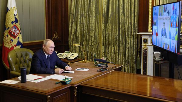 10 октября 2022. Президент РФ Владимир Путин проводит в режиме видеоконференции встречу с избранными высшими должностными лицами субъектов РФ. - Sputnik Азербайджан