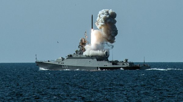 Пуск противокорабельной ракеты 'Калибр-НК' с борта малого ракетного корабля проекта 21631 Вышний Волочек на учениях Черноморского флота и ЮВО в Крыму. - Sputnik Азербайджан