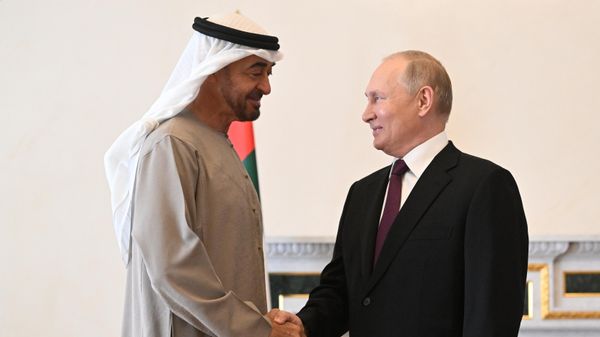 11 oktyabr 2022-ci il. Birləşmiş Ərəb Əmirliklərinin (BƏƏ) prezidenti Məhəmməd bin Zayed Əl Nəhyan Rusiya prezidenti Vladimir Putinlə görüş zamanı - Sputnik Азербайджан