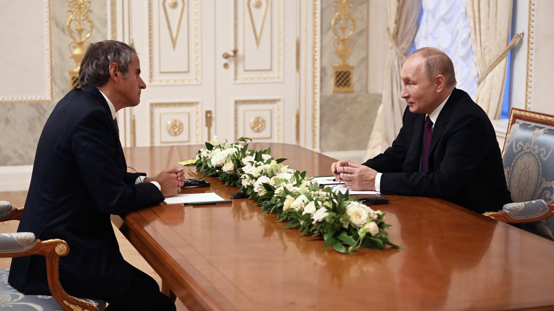 11 октября 2022. Президент РФ Владимир Путин и генеральный директор Международного агентства по атомной энергии (МАГАТЭ) Рафаэль Гросси (слева) во время встречи. Павел Бедняков / РИА Новости 11 октября 2022. Президент РФ Владимир Путин и генеральный директор Международного агентства по атомной энергии (МАГАТЭ) Рафаэль Гросси (слева) во время встречи. Павел Бедняков / РИА Новости - Sputnik Азербайджан, 1920, 11.10.2022