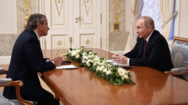 11 октября 2022. Президент РФ Владимир Путин и генеральный директор Международного агентства по атомной энергии (МАГАТЭ) Рафаэль Гросси (слева) во время встречи. Павел Бедняков / РИА Новости - Sputnik Азербайджан