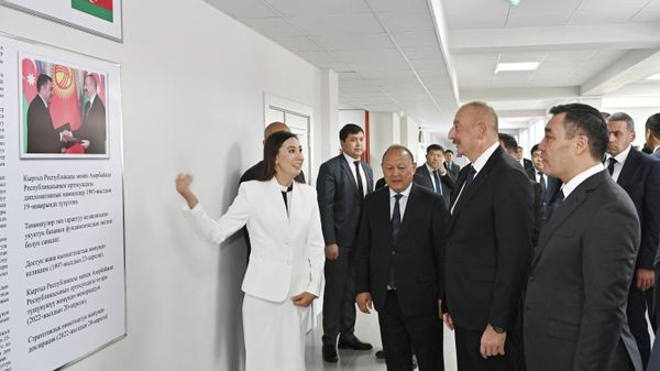 Президенты Азербайджана и Кыргызстана Ильхам Алиев и Садыр Жапаров приняли участие в открытии школы в Бишкеке - Sputnik Азербайджан