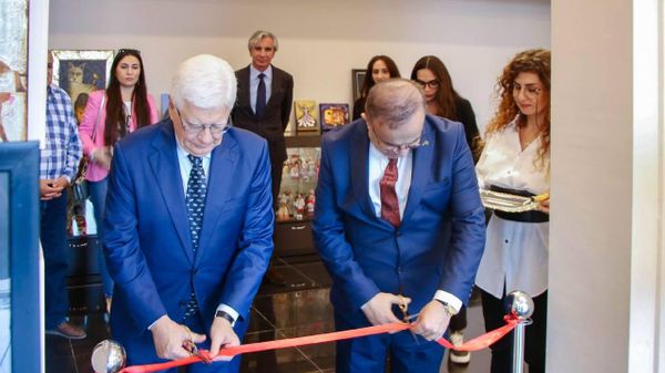 Посол России в Азербайджане Михаил Бочарников принял участие в открытии фотовыставки, посвящённой 30-летию создания телекомпании «Мир», в Русском доме в Баку - Sputnik Азербайджан