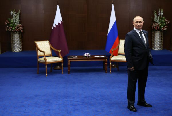 Президент РФ Владимир Путин перед началом встречи с эмиром Катара шейхом Тамимом бен Хамадом Аль Тани на полях VI саммита Совещания по взаимодействию и мерам доверия в Азии (СВМДА) во Дворце Независимости в Астане.  - Sputnik Азербайджан