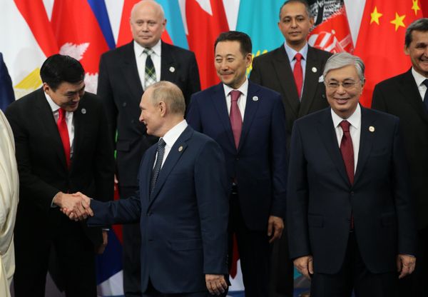 Президент РФ Владимир Путин и заместитель премьер-министра Монголии Амарсайхан Саинбуян (слева) на церемонии совместного фотографирования глав делегаций государств и международных организаций, принимающих участие в Шестом саммите Совещания по взаимодействию и мерам доверия в Азии (СВМДА) во Дворце Независимости в Астане. Справа в первом ряду - президент Казахстана Касым-Жомарт Токаев. - Sputnik Азербайджан