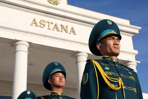 Почетный караул во время встречи президента РФ Владимира Путина в аэропорту Астаны.  - Sputnik Азербайджан