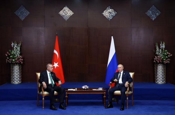 Президент РФ Владимир Путин и президент Турции Реджеп Тайип Эрдоган (слева) во время беседы на полях VI саммита Совещания по взаимодействию и мерам доверия в Азии (СВМДА) во Дворце Независимости в Астане.  - Sputnik Азербайджан