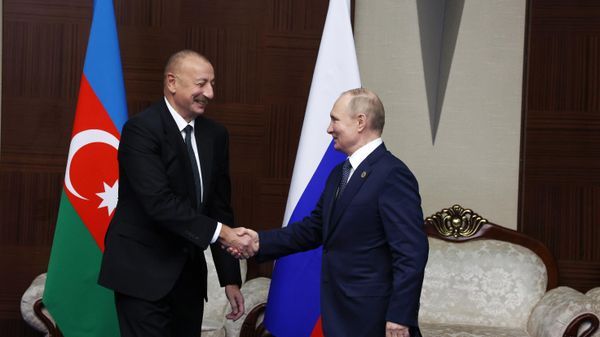 Президент РФ Владимир Путин и президент Азербайджана Ильхам Алиев (слева) во время встречи на полях VI саммита Совещания по взаимодействию и мерам доверия в Азии (СВМДА) во Дворце Независимости в Астане - Sputnik Азербайджан