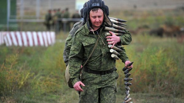 Новобранцы несут боеприпасы во время военных учений на полигоне в Ростове-на-Дону на юге России - Sputnik Азербайджан