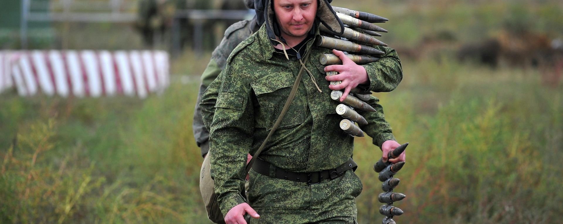 Новобранцы несут боеприпасы во время военных учений на полигоне в Ростове-на-Дону на юге России - Sputnik Азербайджан, 1920, 21.08.2024