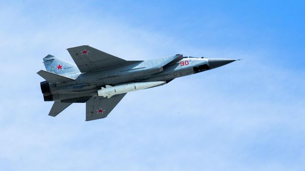 МиГ-31К ВВС России несет высокоточную гиперзвуковую аэробаллистическую ракету Х-47М2 «Кинжал» - Sputnik Азербайджан
