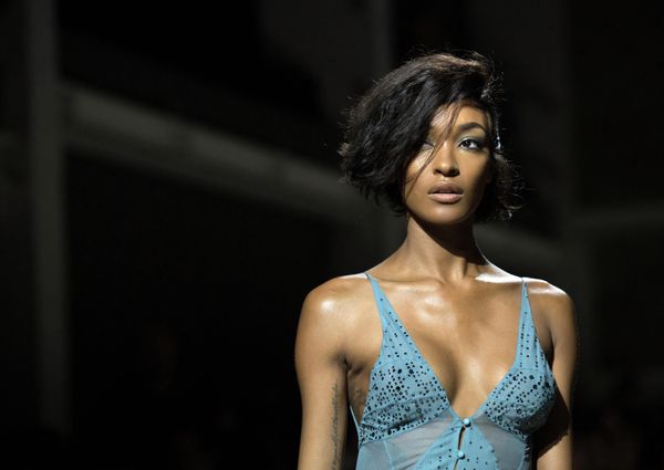 Английская модель Джордан Данн во время показа Topshop на неделе моды в Лондоне. - Sputnik Азербайджан