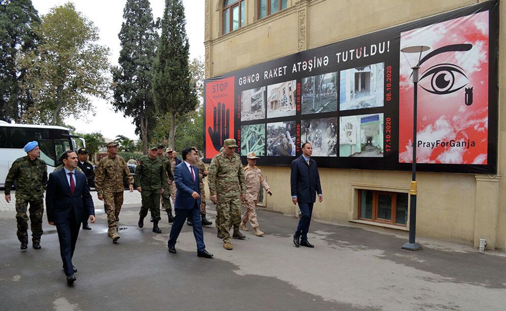Xarici ölkələrin hərbi attaşeləri Gəncədə terror qurbanlarının xatirəsini anıblar - Sputnik Азербайджан, 1920, 14.10.2022