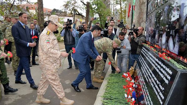Военные атташе иностранных стран почтили память жертв армянского террора в Гяндже - Sputnik Азербайджан