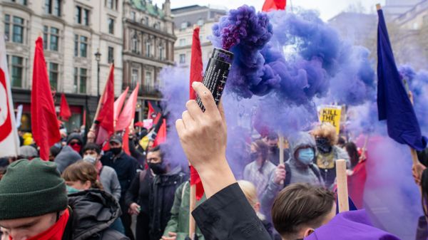 Протесты против закона о расширении полномочий полиции в Великобритании - Sputnik Азербайджан