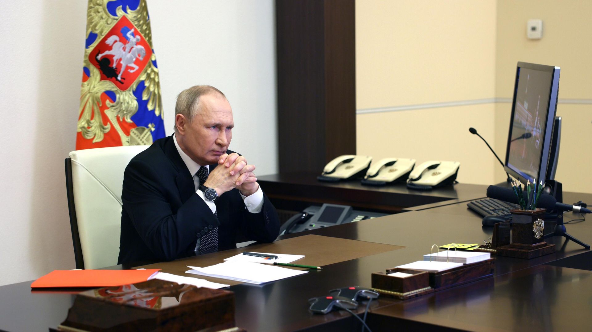 Президент РФ Владимир Путин проводит оперативное совещание с постоянными членами Совета безопасности РФ в режиме видеоконференции Президент РФ Владимир Путин проводит оперативное совещание с постоянными членами Совета безопасности РФ в режиме видеоконференции - Sputnik Азербайджан, 1920, 25.10.2022