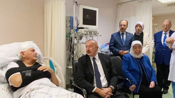 Президент Ильхам Алиев навестил  экс-премьера Бинали Йылдырыма и депутата парламента Турции Шамиля Айрыма, попавших накануне в ДТП в Зангилане - Sputnik Азербайджан