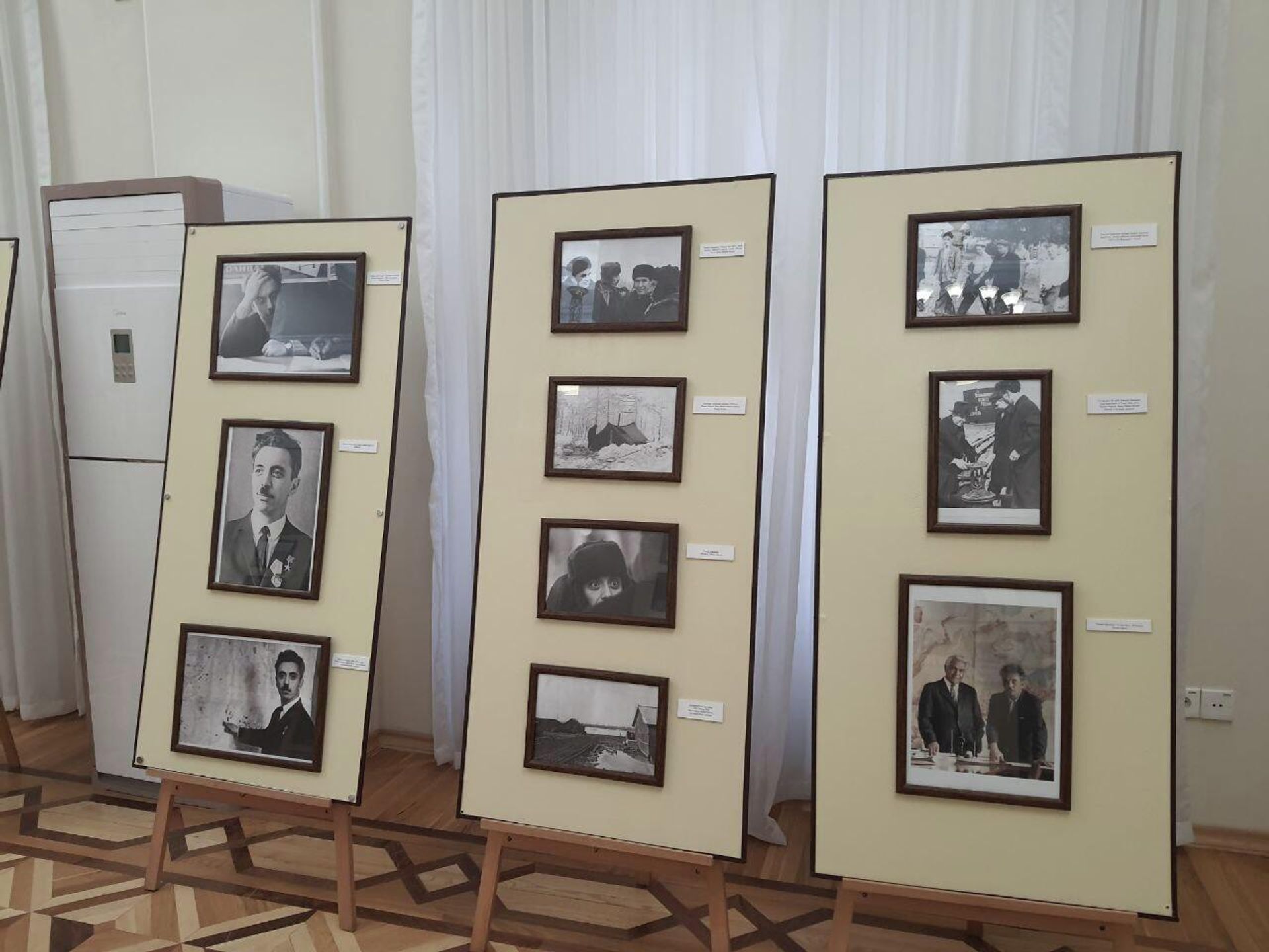 В Национальном музее истории открылась фотовыставка Азербайджанский Прометей - Фарман Салманов. Открытие сибирской нефти - Sputnik Азербайджан, 1920, 21.10.2022