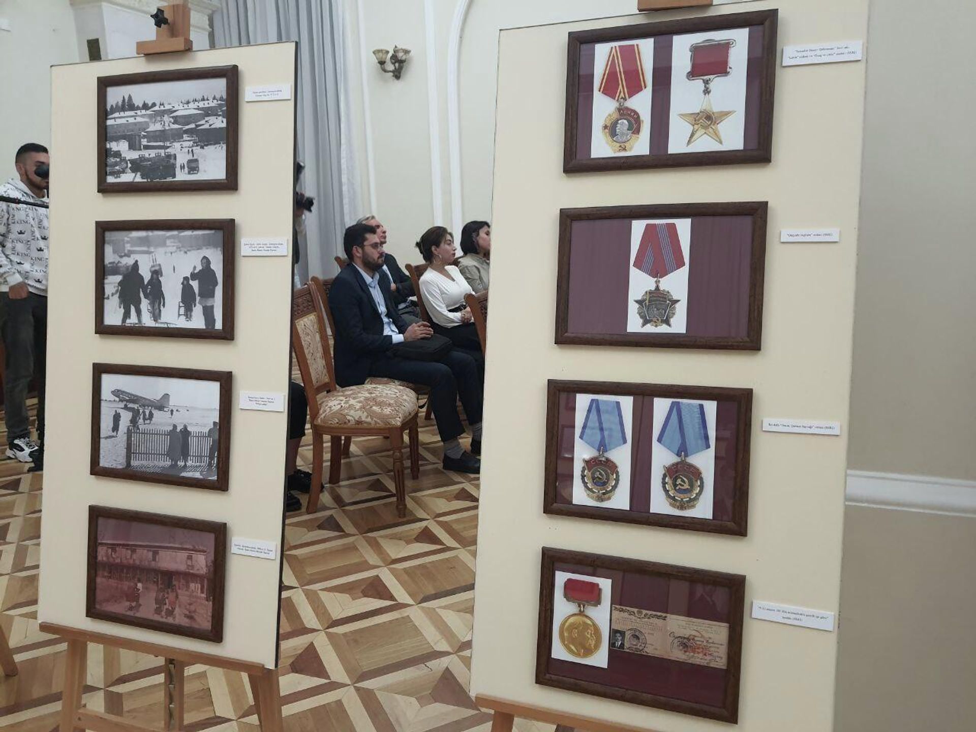 В Национальном музее истории открылась фотовыставка Азербайджанский Прометей - Фарман Салманов. Открытие сибирской нефти - Sputnik Азербайджан, 1920, 21.10.2022