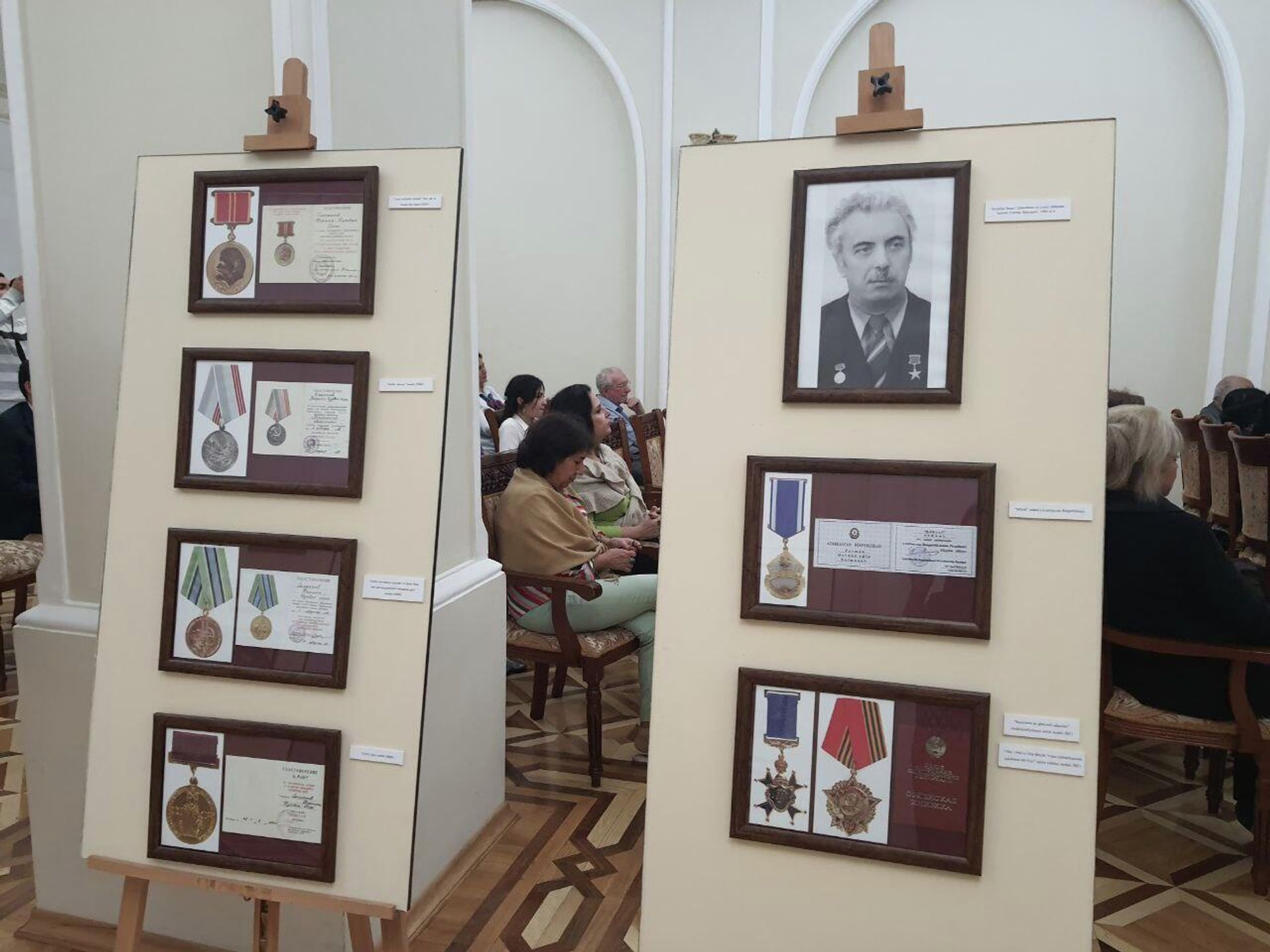В Национальном музее истории открылась фотовыставка Азербайджанский Прометей - Фарман Салманов. Открытие сибирской нефти - Sputnik Азербайджан, 1920, 21.10.2022
