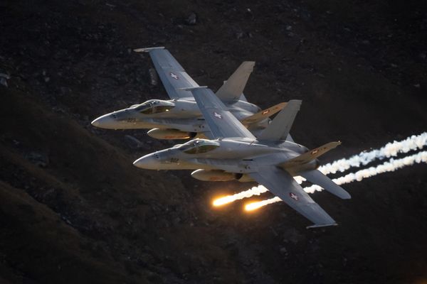 Два истребителя McDonnell Douglas F/A-18 Hornet швейцарских ВВС выступают на авиашоу в Бернском Оберланде. - Sputnik Азербайджан