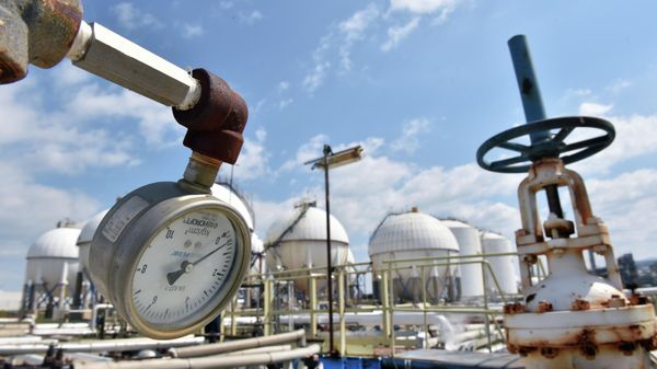 Сотрудник SOCAR на месте работы - Sputnik Азербайджан