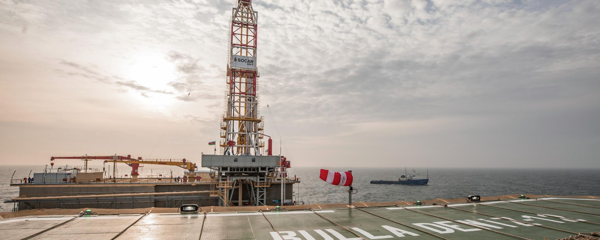 Сотрудник SOCAR на месте работы - Sputnik Азербайджан, 1920, 10.07.2023