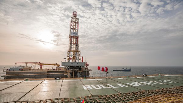 Сотрудник SOCAR на месте работы - Sputnik Азербайджан
