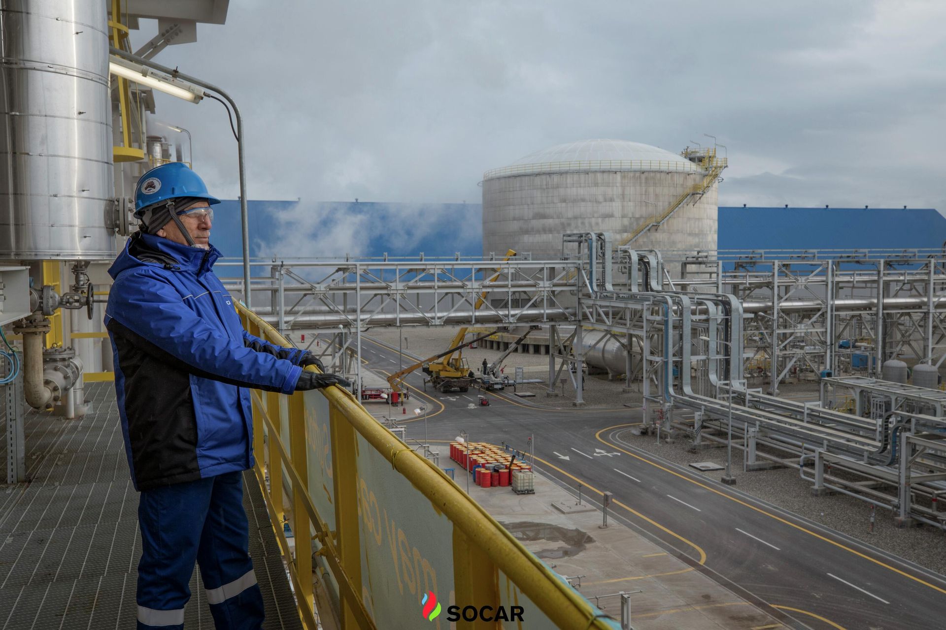 Сотрудник SOCAR на месте работы - Sputnik Азербайджан, 1920, 09.01.2023