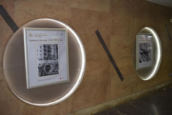 На станции метро Гянджлик открылась фотовыставка по случаю 55-летия сдачи в эксплуатацию Бакинского метрополитена - Sputnik Азербайджан