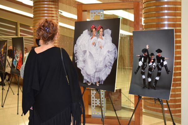 В фойе Дворца была организована выставка, на которой представлены фотографии создателя ансамбля - хореографа и балетмейстера Игоря Моисеева, также его солистов, сделанные во время их гастролей в разных странах. - Sputnik Азербайджан