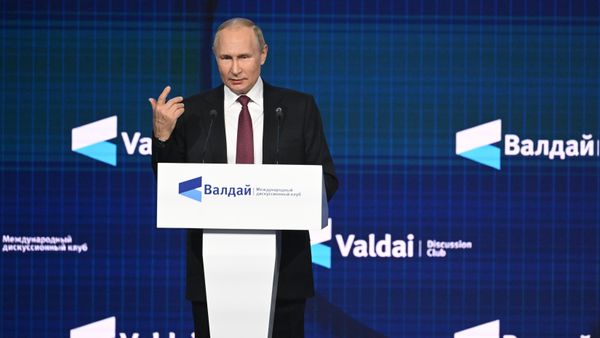 Президент РФ Владимир Путин на заседании XIX Ежегодного заседания Международного дискуссионного клуба Валдай - Sputnik Азербайджан