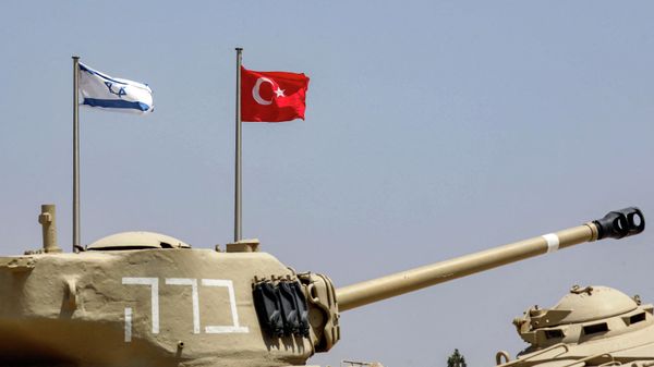 Флаги (слева направо) Израиля и Турции развеваются за боевым танком M4A1 Sherman. - Sputnik Азербайджан