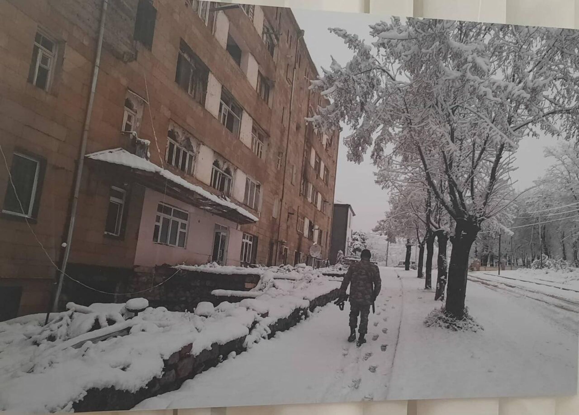 Фотовыставка Первый снег в освобожденной Шуше  в Национальном музее искусств - Sputnik Азербайджан, 1920, 29.10.2022