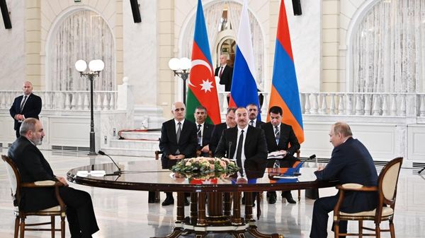 Президент РФ Владимир Путин в ходе трехсторонних переговоров с президентом Азербайджана Ильхамом Алиевым и премьер-министром Армении Николом Пашиняном - Sputnik Азербайджан