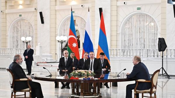 Президент РФ Владимир Путин в ходе трехсторонних переговоров с президентом Азербайджана Ильхамом Алиевым и премьер-министром Армении Николом Пашиняном - Sputnik Азербайджан
