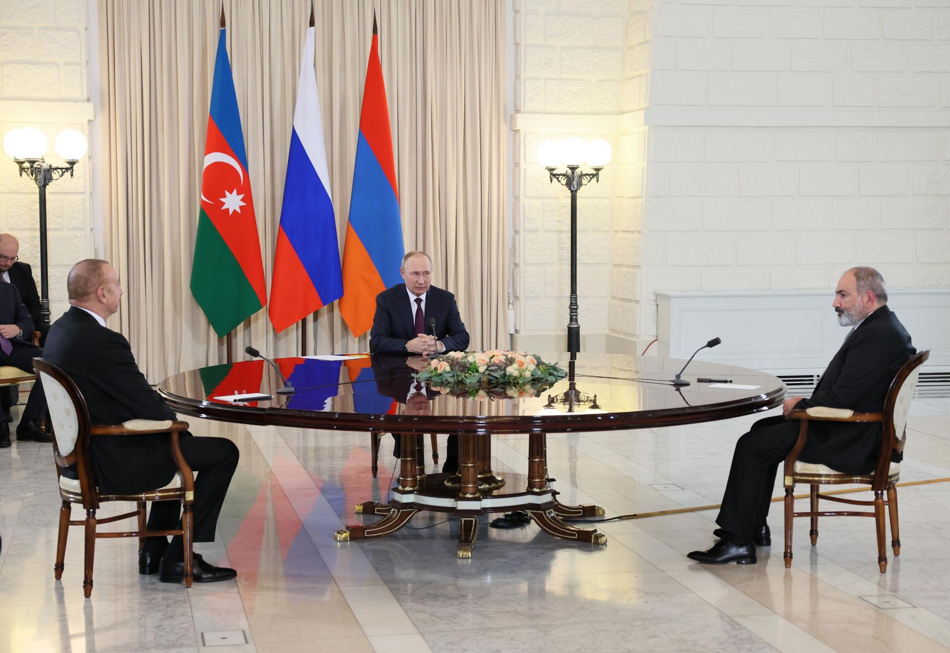 Oktyabrın 31-də Soçidə Azərbaycan Respublikasının Prezidenti İlham Əliyevin Rusiya Federasiyasının Prezidenti Vladimir Putin və Ermənistan Respublikasının baş naziri Nikol Paşinyan ilə görüşü
 - Sputnik Азербайджан, 1920, 18.01.2024