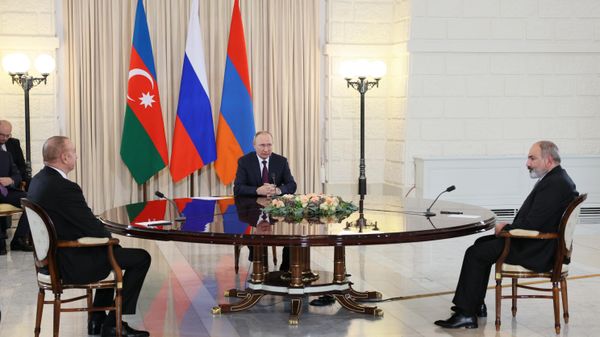 Президент РФ Владимир Путин, президент Азербайджана Ильхам Алиев (слева) и премьер-министр Армении Никол Пашинян (справа) в ходе трехсторонних переговоров.  - Sputnik Азербайджан