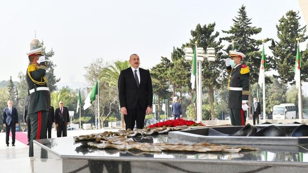 Президент Ильхам Алиев посетил Памятник славы и мученичества и Национальный музей борцов за независимость в столице Алжира - Sputnik Азербайджан