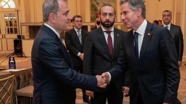 Встреча между министром иностранных дел Азербайджана Джейхуном Байрамовым и главой внешнеполитического ведомства Армении Араратом Мирзояном при участии госсекретаря США Энтони Блинкена - Sputnik Азербайджан