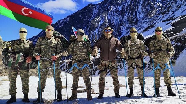 Zəfər Günü münasibəti ilə Zirvəyə doğru ekspedisiya təşkil olunub - Sputnik Азербайджан