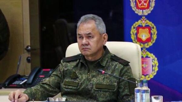Министр обороны РФ Сергей Шойгу (справа) и главнокомандующий Воздушно-космическими силами (ВКС) РФ Сергей Суровикин (слева) - Sputnik Азербайджан